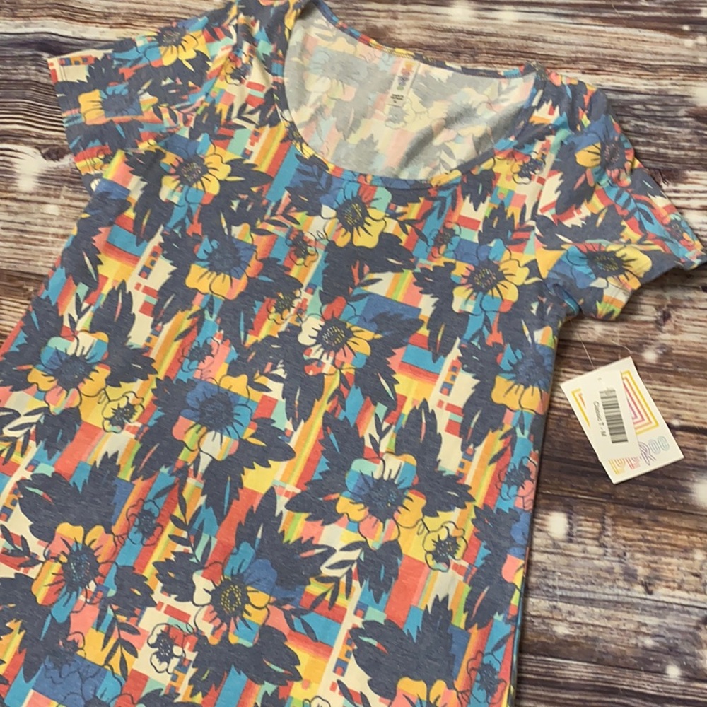 NWT Lularoe classic tee size medium